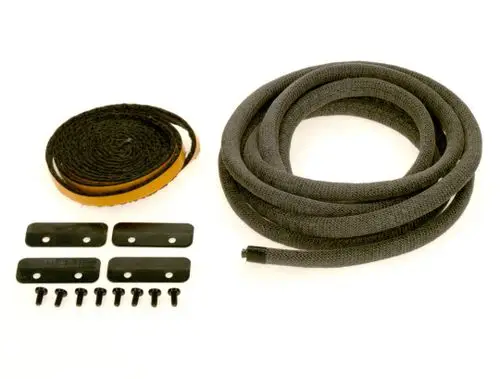 BOSCH Dichtungssatz mit einer schwarzen flexiblen Schlauchkomponente, einem braunen Band und mehreren metallischen Befestigungselementen auf hellem Hintergrund.